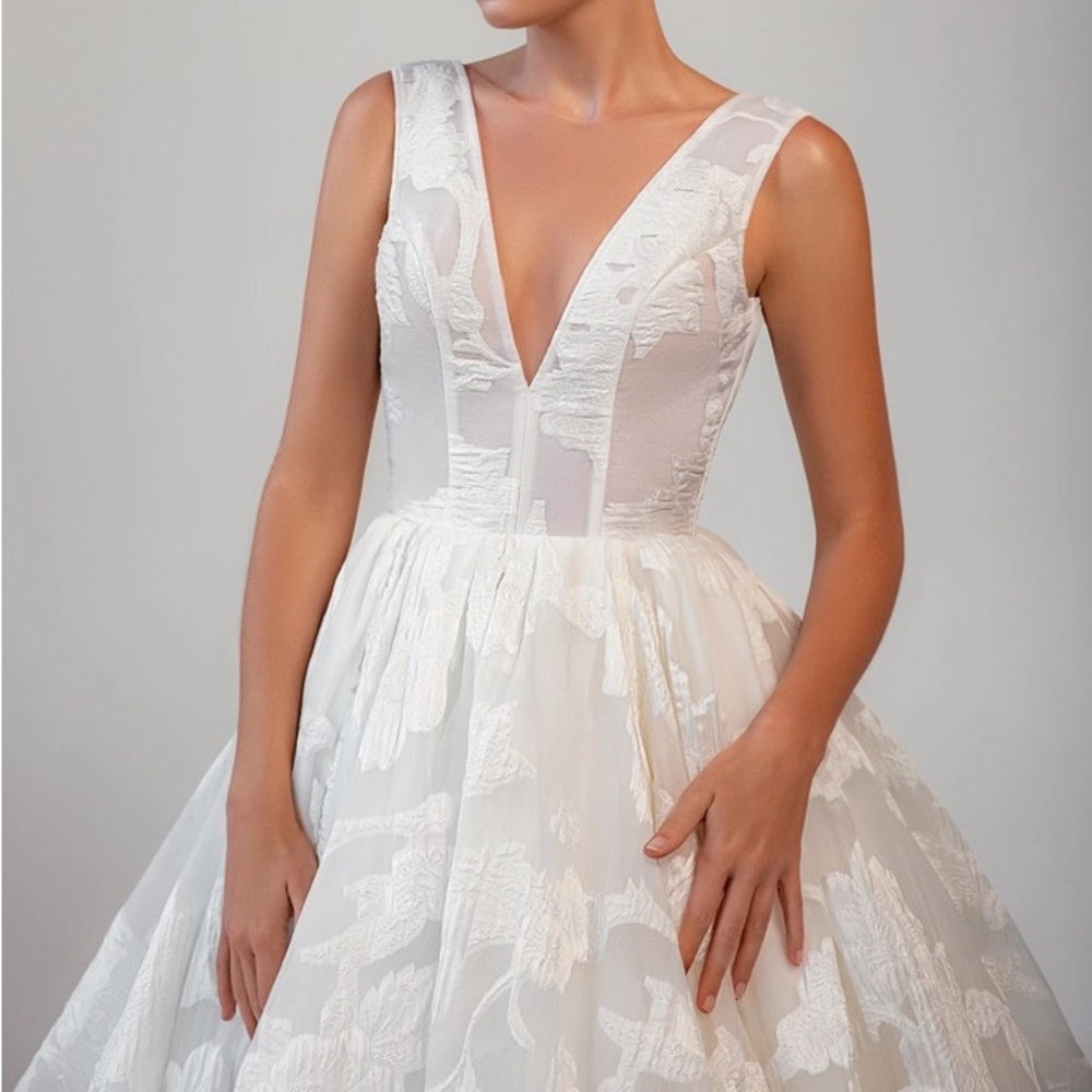 Eva Lendel “Camilla” Wedding Dress - Picture 8 of 9